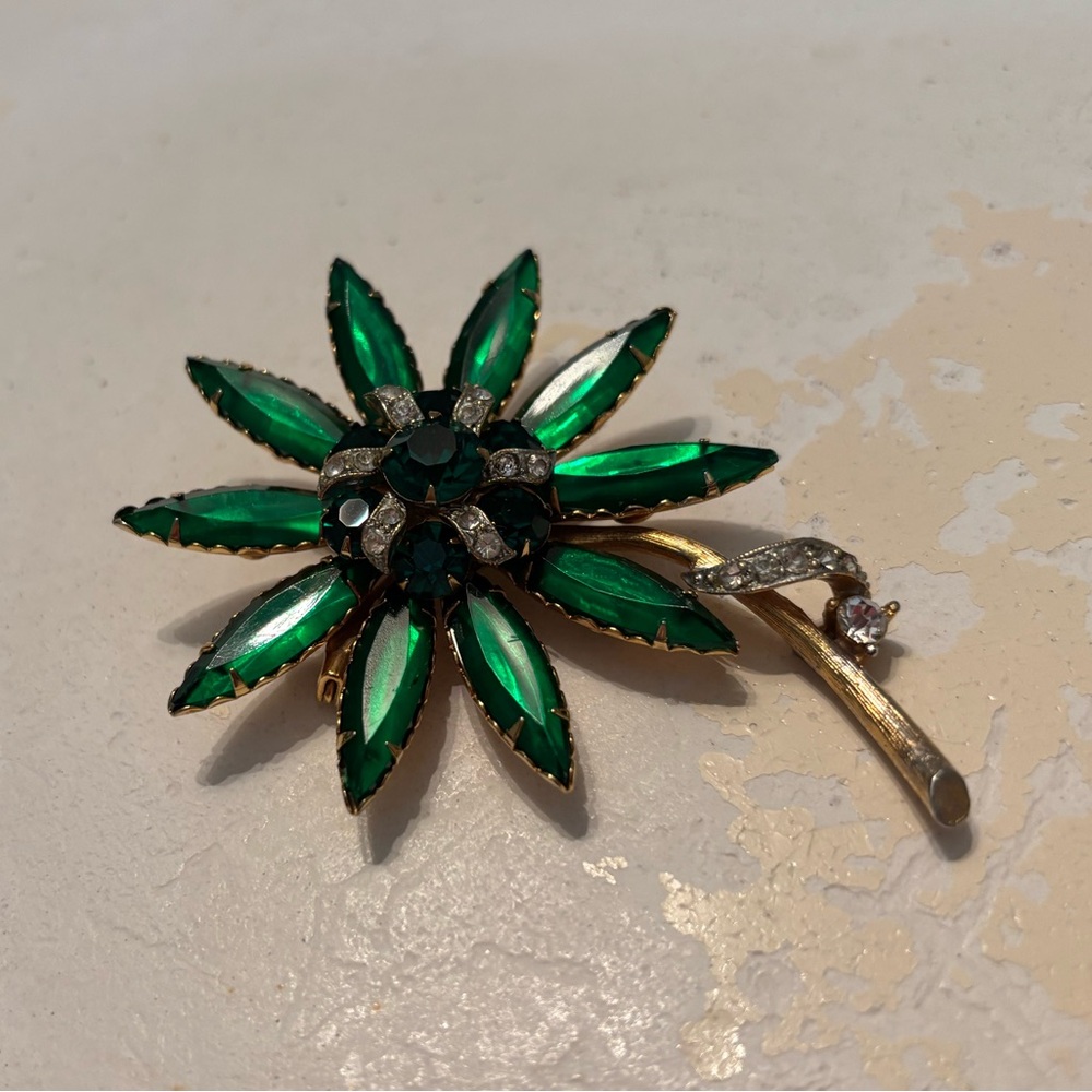 Vintage Emerald Green Nanette Rhinestone Flower Stem Gold Tone Brooch
